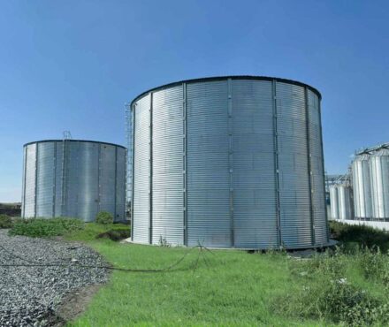 Великі промислові оцинковані резервуари